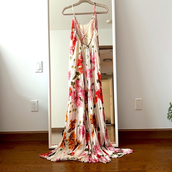 Gorgeous Long dress 🤍❤️ - Picture 3 of 5